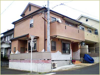 有限会社あいホーム：葵区N様邸　Ｈ16年5月 広々したロフトがあり、外壁のタイルデザインがおしゃれです
