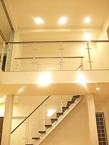 有限会社あいホーム：リビングから見上げる開放的な階段スペース