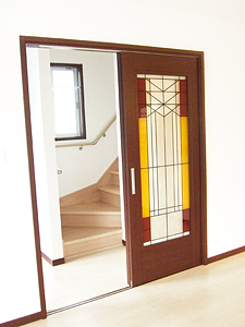 有限会社あいホーム：デザインガラスのリビングドア