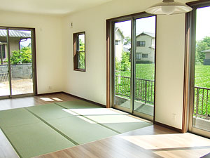 有限会社あいホーム：葵区　K様邸　広いリビング内に設けられた畳スペース
