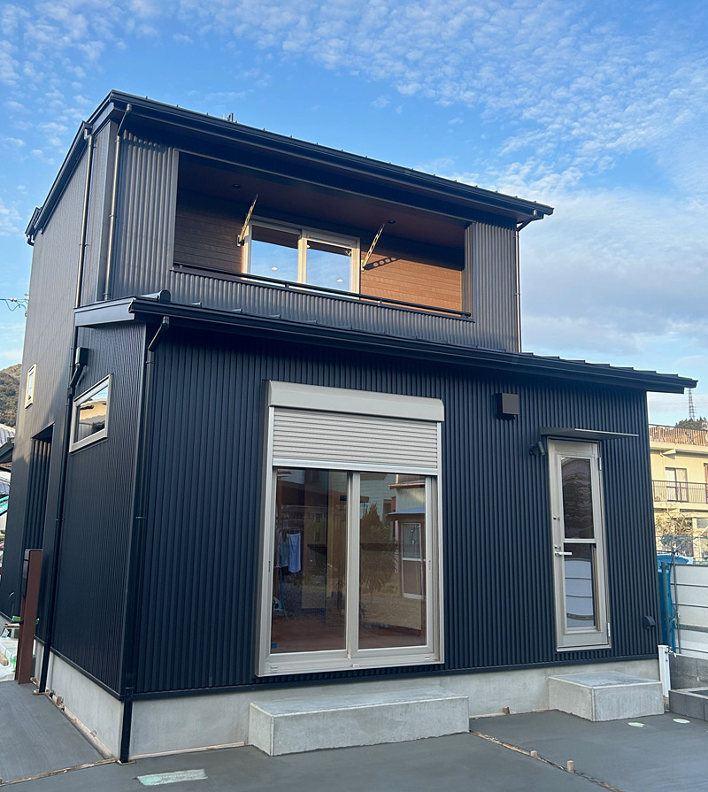 シンプルモダン×ウッドアクセントの家（新築）