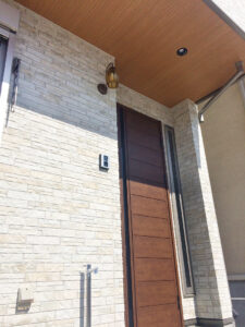 アイボリーの外観に木目がアクセントのナチュラルモダン住宅