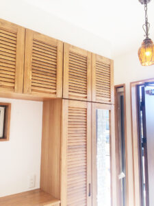 アイボリーの外観に木目がアクセントのナチュラルモダン住宅