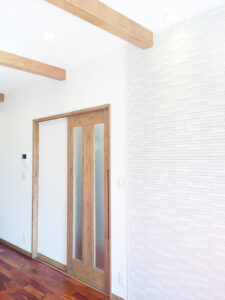 アイボリーの外観に木目がアクセントのナチュラルモダン住宅