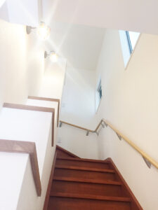 アイボリーの外観に木目がアクセントのナチュラルモダン住宅