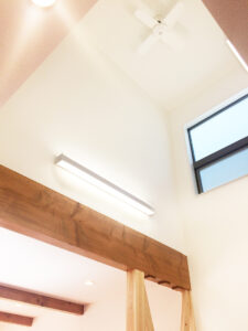 アイボリーの外観に木目がアクセントのナチュラルモダン住宅