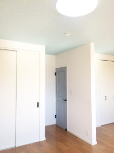 アイボリーの外観に木目がアクセントのナチュラルモダン住宅