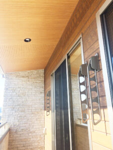 アイボリーの外観に木目がアクセントのナチュラルモダン住宅