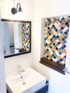 アイボリーの外観に木目がアクセントのナチュラルモダン住宅