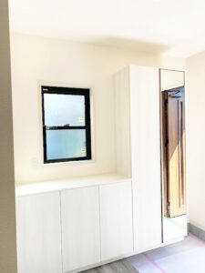 シンプルさと温もりを両立した住居兼店舗の建築事例