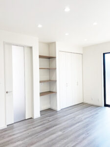 シンプルさと温もりを両立した住居兼店舗の建築事例