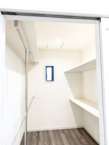 シンプルさと温もりを両立した住居兼店舗の建築事例