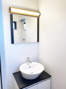 シンプルさと温もりを両立した住居兼店舗の建築事例