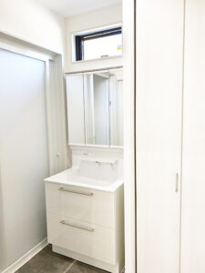 シンプルさと温もりを両立した住居兼店舗の建築事例