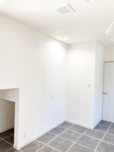 シンプルさと温もりを両立した住居兼店舗の建築事例