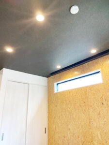 シンプルさと温もりを両立した住居兼店舗の建築事例