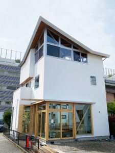 圧巻の180度パノラマビューと木の温もりに包まれた、別荘のような店舗兼住宅