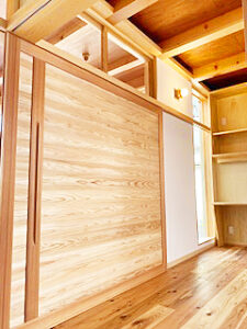 圧巻の180度パノラマビューと木の温もりに包まれた、別荘のような店舗兼住宅