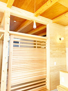 圧巻の180度パノラマビューと木の温もりに包まれた、別荘のような店舗兼住宅