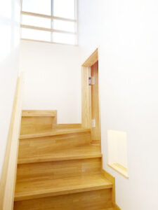 圧巻の180度パノラマビューと木の温もりに包まれた、別荘のような店舗兼住宅