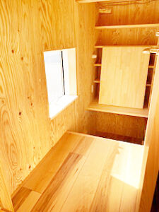 圧巻の180度パノラマビューと木の温もりに包まれた、別荘のような店舗兼住宅