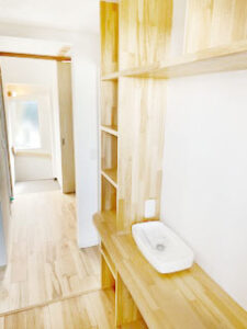 圧巻の180度パノラマビューと木の温もりに包まれた、別荘のような店舗兼住宅