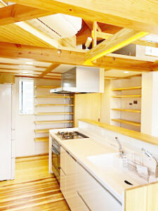 圧巻の180度パノラマビューと木の温もりに包まれた、別荘のような店舗兼住宅