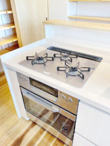 圧巻の180度パノラマビューと木の温もりに包まれた、別荘のような店舗兼住宅