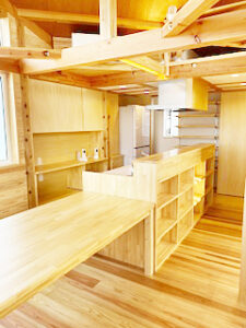 圧巻の180度パノラマビューと木の温もりに包まれた、別荘のような店舗兼住宅