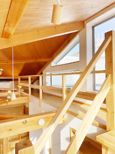 圧巻の180度パノラマビューと木の温もりに包まれた、別荘のような店舗兼住宅