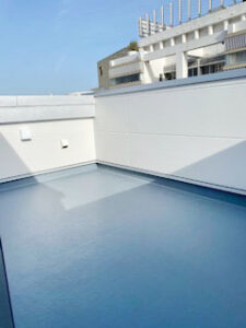 圧巻の180度パノラマビューと木の温もりに包まれた、別荘のような店舗兼住宅