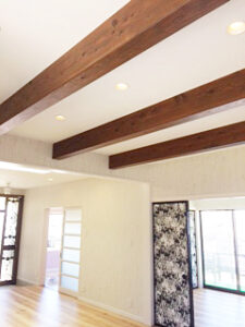 住宅リフォーム：見せ梁と光が映える空間