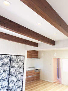住宅リフォーム：見せ梁と光が映える空間