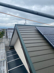 太陽光パネル設置屋根への屋根カバー工法（重ね葺き）