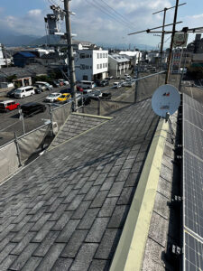 太陽光パネル設置屋根への屋根カバー工法（重ね葺き）