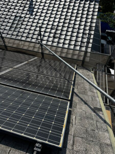 太陽光パネル設置屋根への屋根カバー工法（重ね葺き）